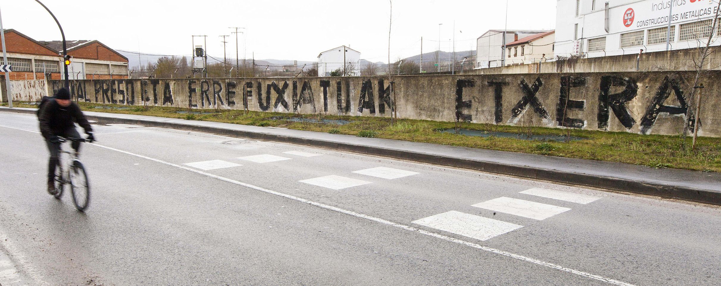 Euskal presoak eta iheslariak euskal herriratzeko eskatzen duen pintaketa bat, Gasteizen. DAVID AGUILAR / EFE.