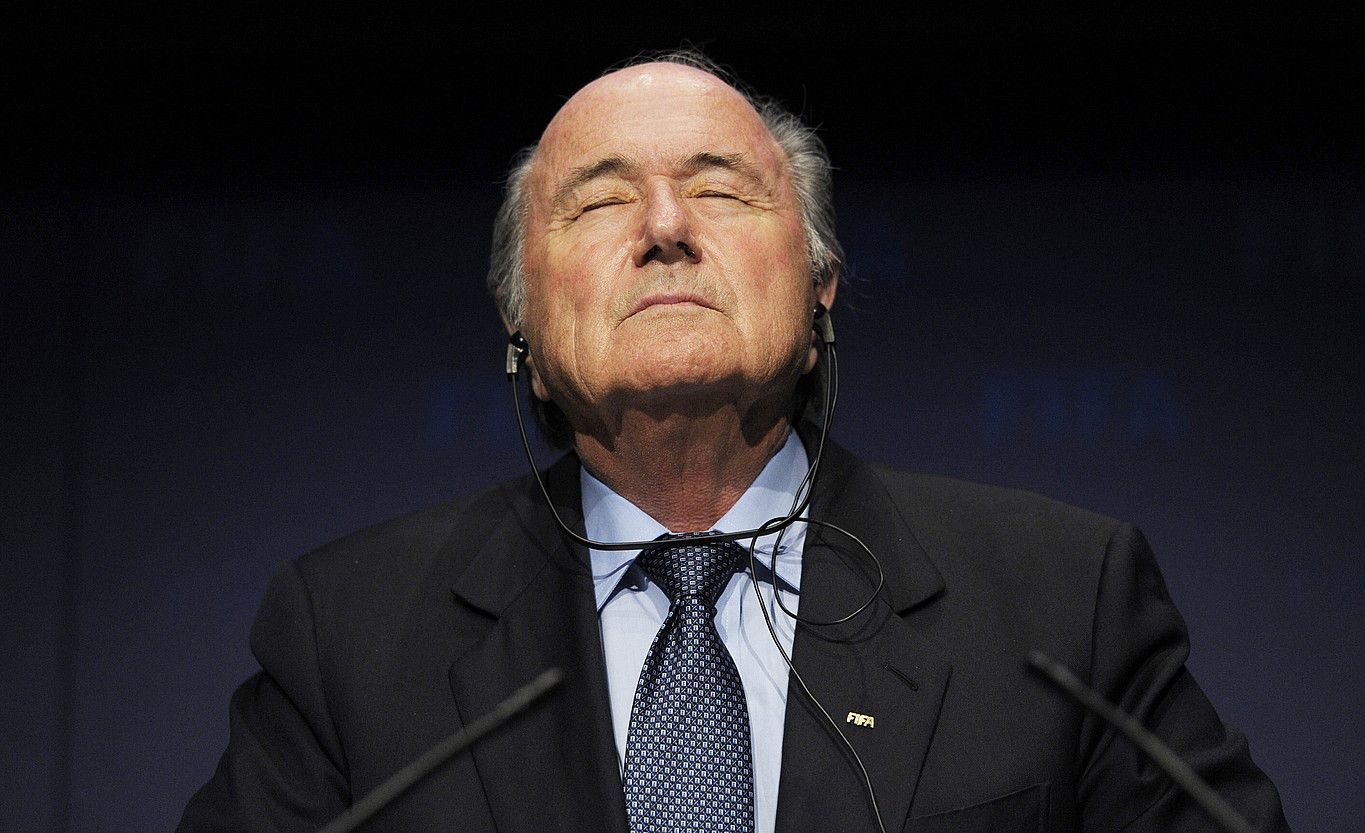 Joseph Blatter suitzarra, FIFAko presidentea, artxiboko irudian, Zurichen eskainitako prentsaurreko batean. STEFFEN SCHMIDT / EFE.