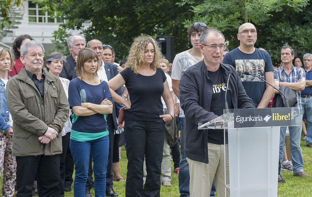 Iñaki Uriak hartu zuen hitza, atzo, Egunkaria-ko auzi ekonomikoko auzipetuen izenean, Martin Ugalde kultur parkean egindako elkarretaratzean. ANDONI CANELLADA / ARGAZKI PRESS. Iñaki Uriak hartu zuen hitza, atzo, Egunkaria-ko auzi ekonomikoko auzipetuen izenean, Martin Ugalde kultur parkean egindako elkarretaratzean. ANDONI CANELLADA / ARGAZKI PRESS.