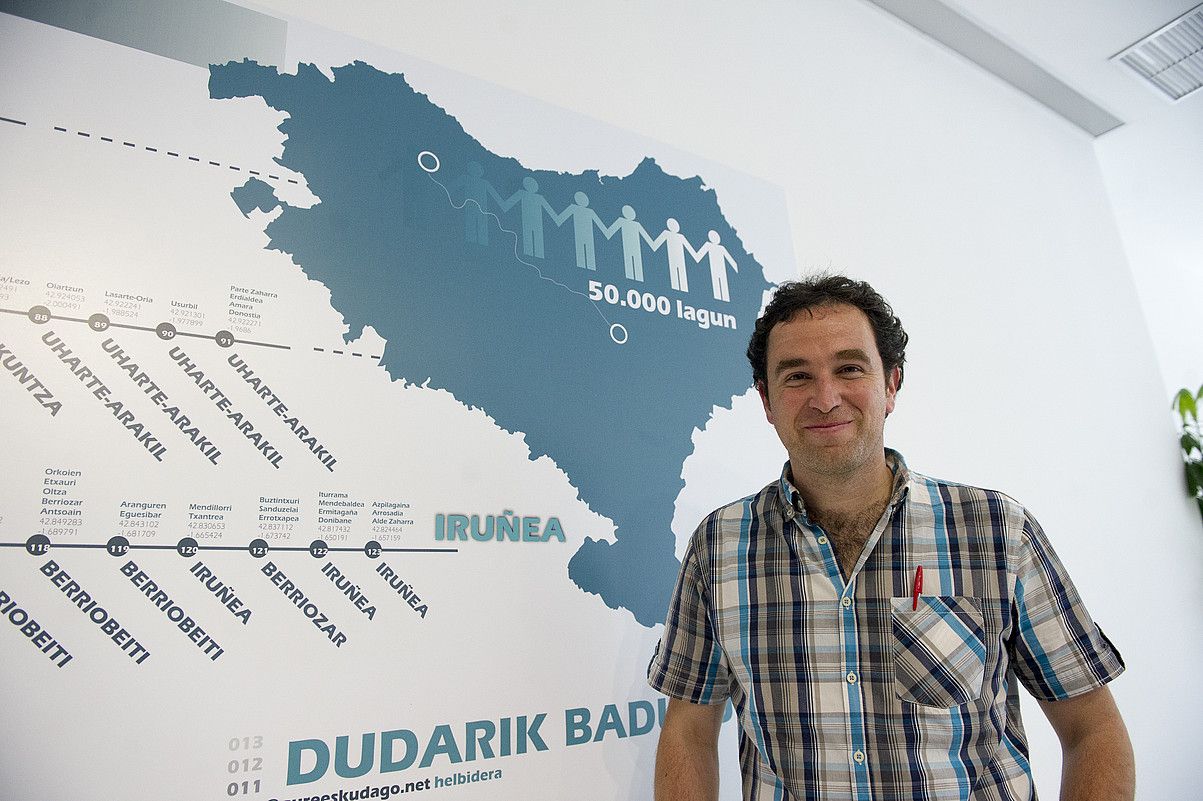 Angel Oiarbide Gure Esku Dago dinamikako sustatzaileetakoa, atzo, Donostian. Karteleko 50.000 laguneko zifra motz geratu zaie. GORKA RUBIO / ARGAZKI PRESS. Angel Oiarbide Gure Esku Dago dinamikako sustatzaileetakoa, atzo, Donostian. Karteleko 50.000 laguneko zifra motz geratu zaie. GORKA RUBIO / ARGAZKI PRESS.