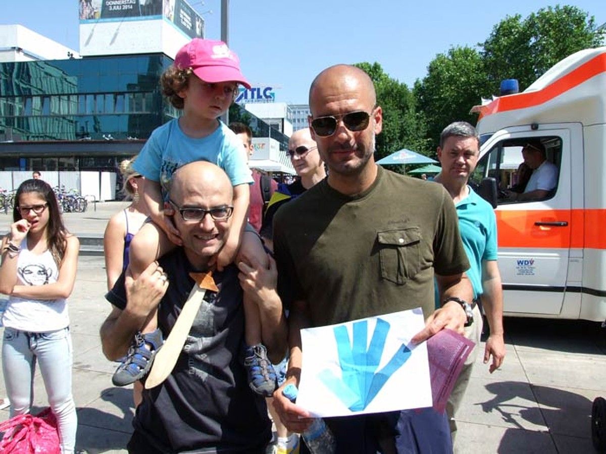 Josep Guardiola, igandean Berlinen, Gure Esku Dago-ren ikurrarekin. BERRIA. Josep Guardiola, igandean Berlinen, Gure Esku Dago-ren ikurrarekin. BERRIA.