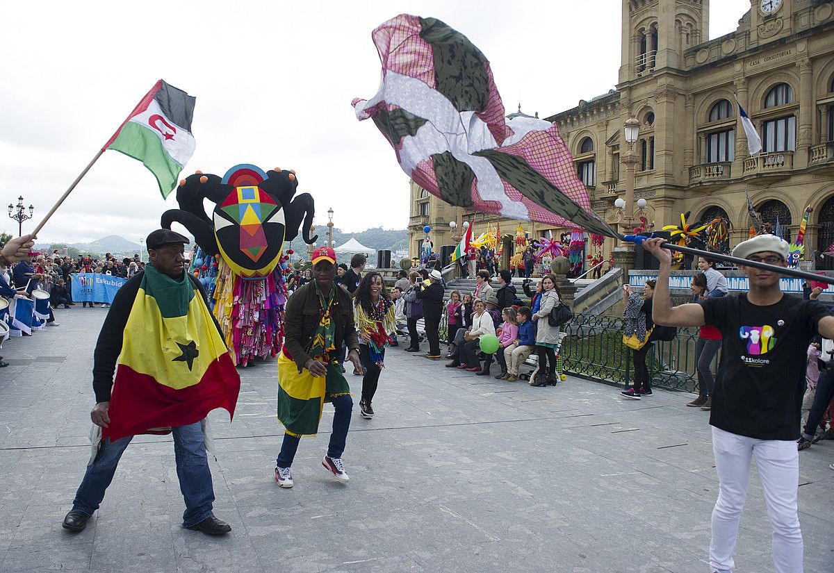 Donostiako Udaletxe parean, festa bete-betean. ANDONI CANELLADA / ARGAZKI PRESS.