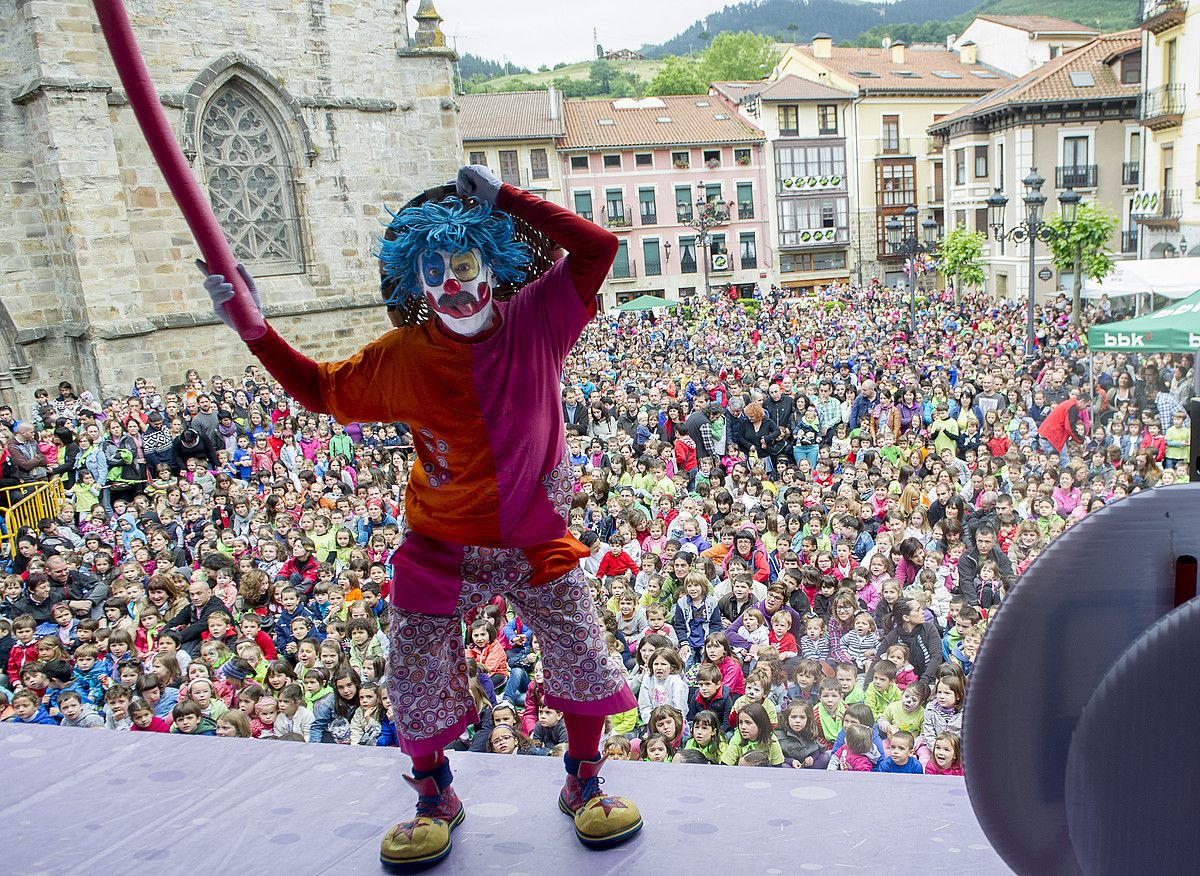 Porrotx Balmasedako Seberino Deuna plazan bilduriko umeen aurrean. MARISOL RAMIREZ / ARGAZKI PRESS.