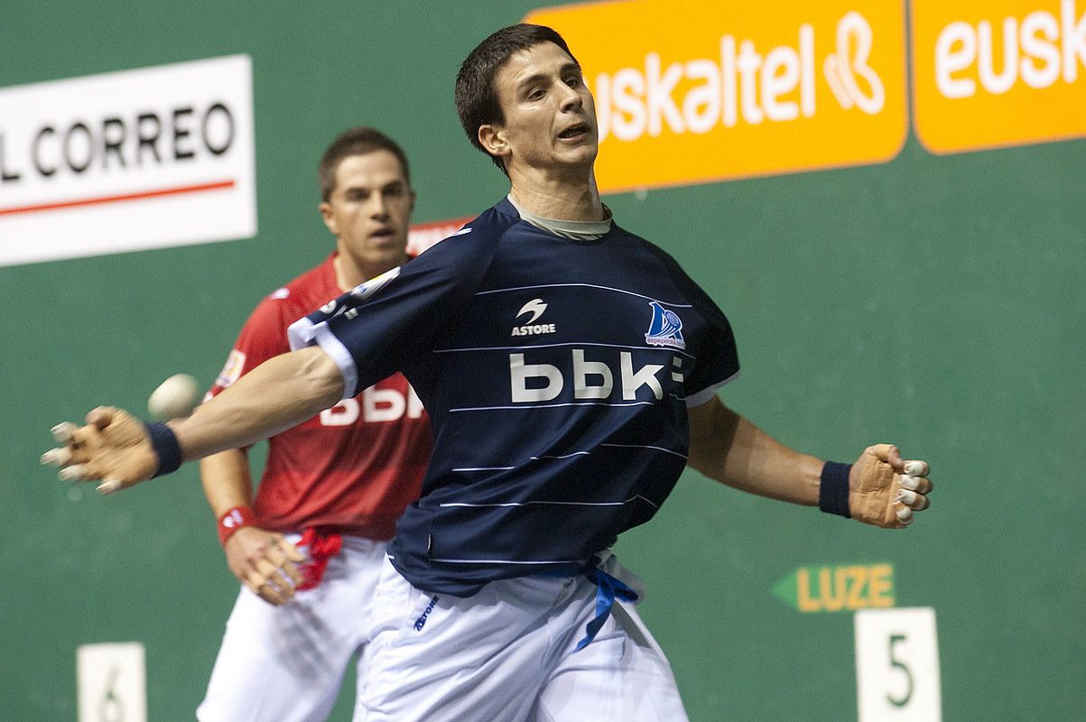 Julen Retegi, pilota jotzear, Aimar Olaizola begira duela. JAGOBA MANTEROLA / ARP. Julen Retegi, pilota jotzear, Aimar Olaizola begira duela. JAGOBA MANTEROLA / ARP.