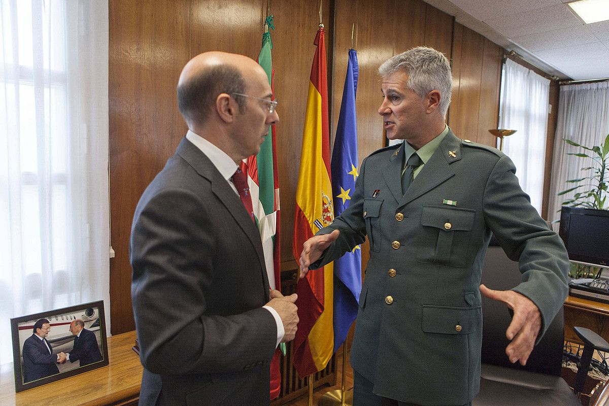 Urkijo, guardia zibil batekin hizketan, Gasteizko bere bulegoan. D. AGUILAR / EFE.