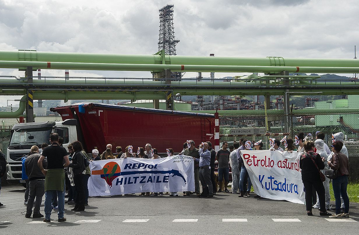 Protestaldia egiten ari ziren bitartean, kamioien joan-etorria etengabea izan zen atzo. LUIS JAUREGIALTZO / ARGAZKI PRESS. Protestaldia egiten ari ziren bitartean, kamioien joan-etorria etengabea izan zen atzo. LUIS JAUREGIALTZO / ARGAZKI PRESS.