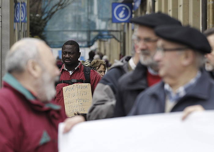 Erretiroa hartutako langileak, Donostian. JAVIER ETXEZARRETA / EFE