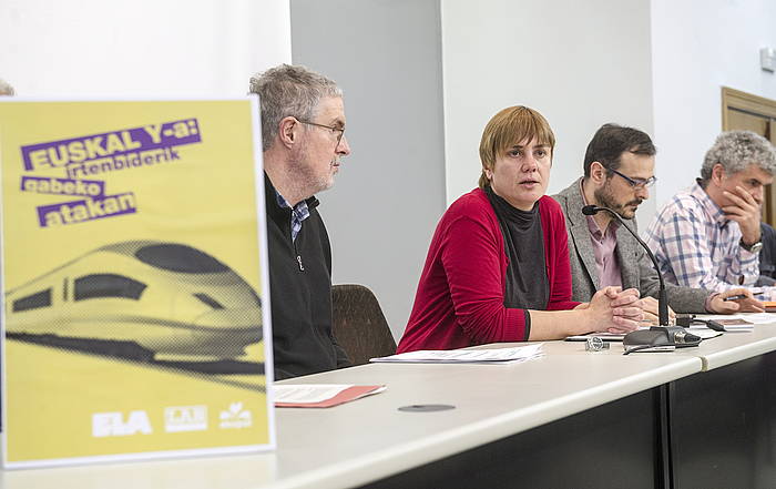 'Euskal Y-a: irtenbiderik gabeko atakan' txostena aurkeztu dute Ekopol, ELA eta LABeko ordezkariek. MARISOL RAMIREZ / ARGAZKI PRESS