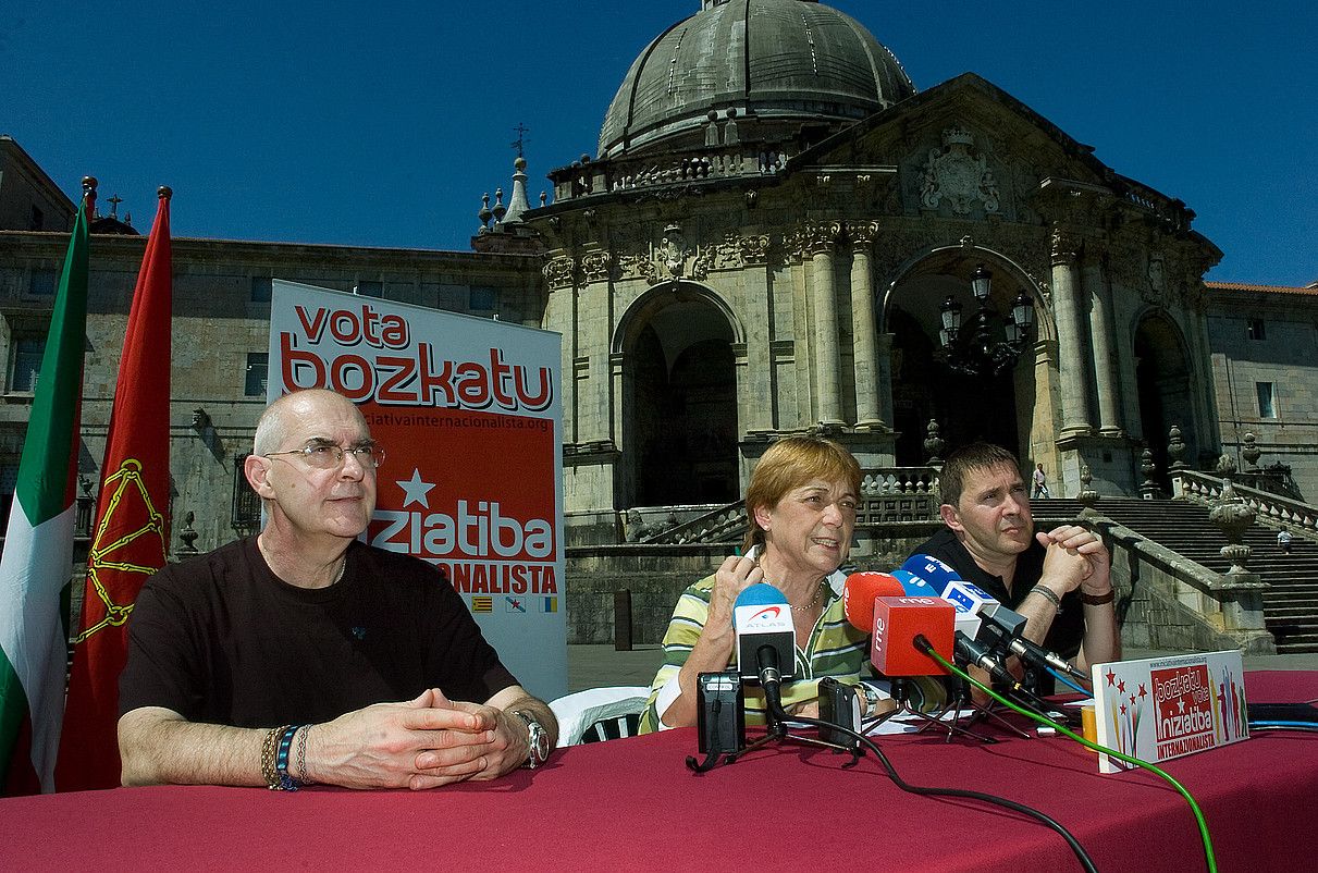 Eugenio Etxebeste, Doris Benegas eta Arnaldo Otegi, 2009ko bozetako ekitaldi batean, Loiolan. JON URBE / ARP.