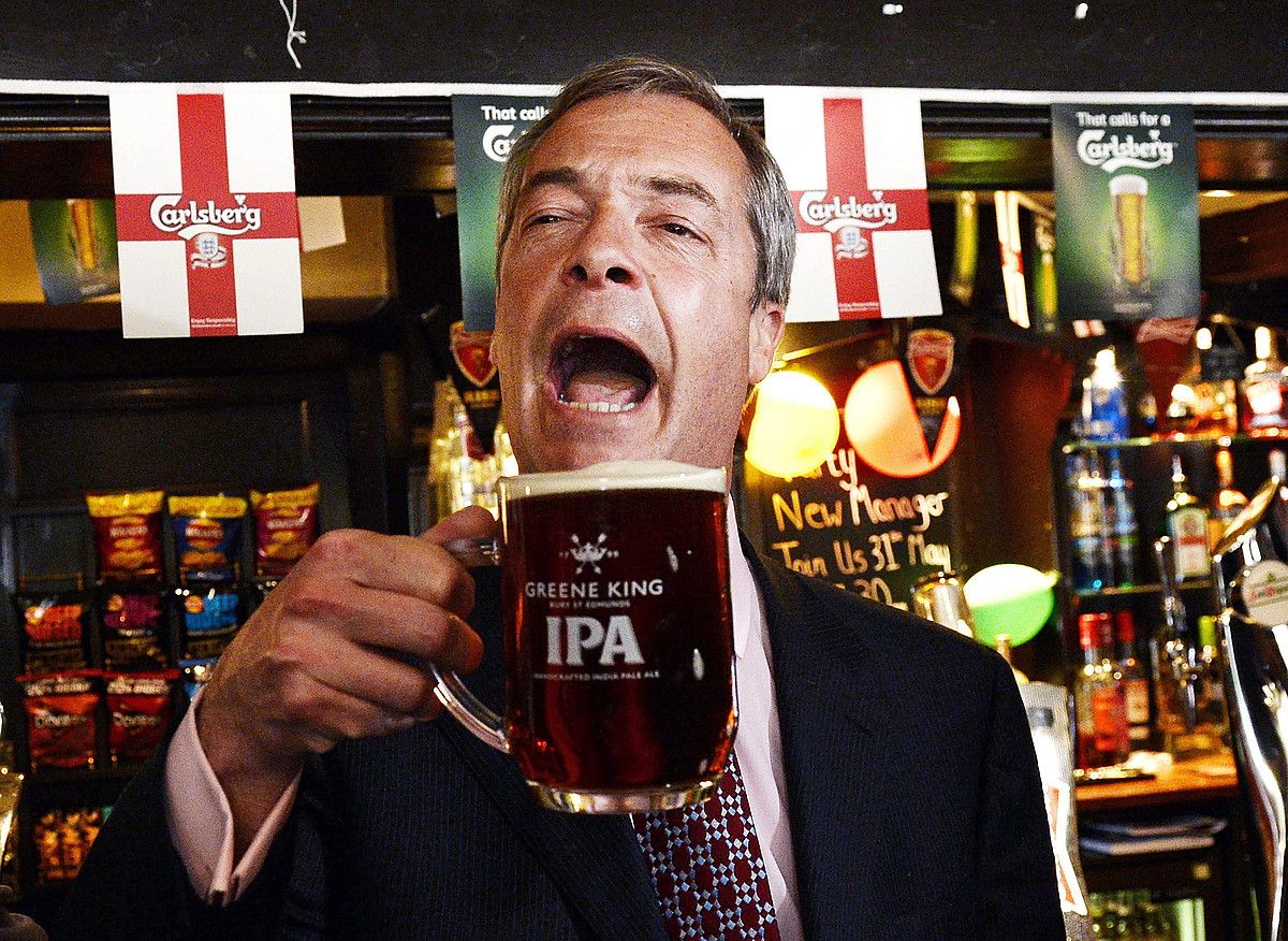 Nigel Farage UKIPeko buruzagia, South Ockendon herriko taberna batean, bere alderdiaren emaitza bikainak ospatzen. FACUNDO ARRIZABALAGA / EFE. Nigel Farage UKIPeko buruzagia, South Ockendon herriko taberna batean, bere alderdiaren emaitza bikainak ospatzen. FACUNDO ARRIZABALAGA / EFE.