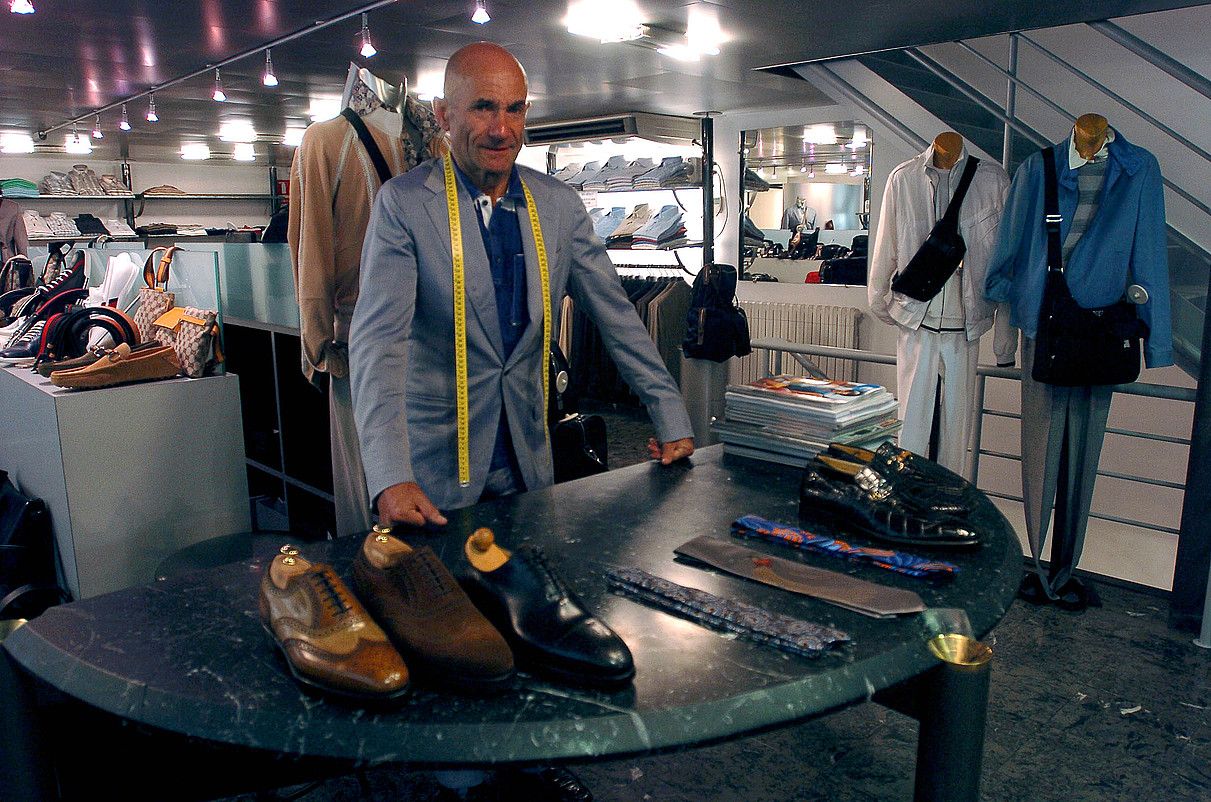 Santi Auzmendi moda diseinatzaile eta jostuna, Donostiako bere dendan, 2006an. JUAN CARLOS RUIZ / ARGAZKI PRESS.