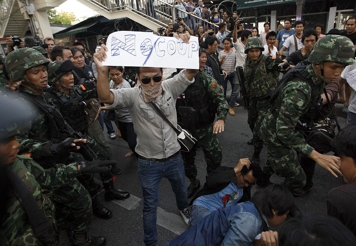 Militarrak estatu kolpearen kontrako herritarren protesta desegiten, atzo Bangkoken. PONGMANAT TASIRI / EFE.