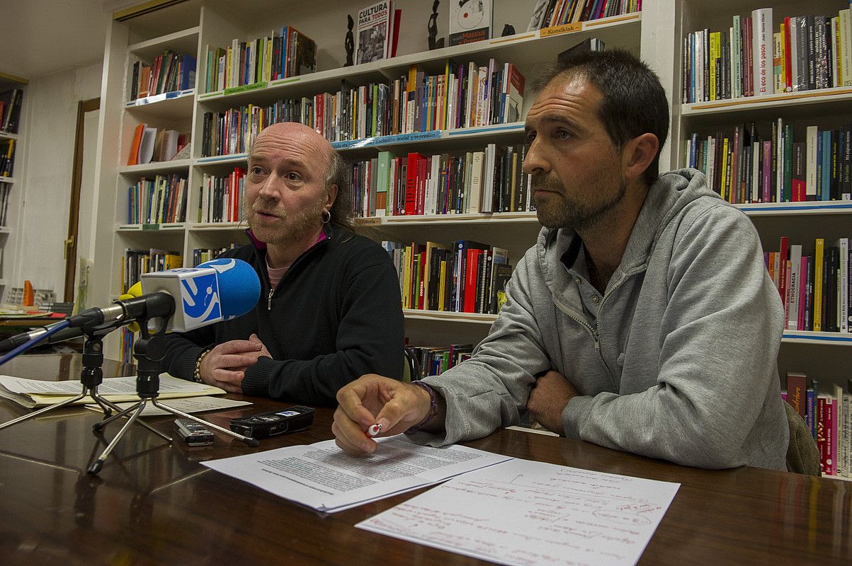 Atzo eman zuten bozkalekura ez joateko erabakiaren berri, Gasteizen egindako agerraldian. JUANAN RUIZ / ARGAZKI PRESS. Atzo eman zuten bozkalekura ez joateko erabakiaren berri, Gasteizen egindako agerraldian. JUANAN RUIZ / ARGAZKI PRESS.