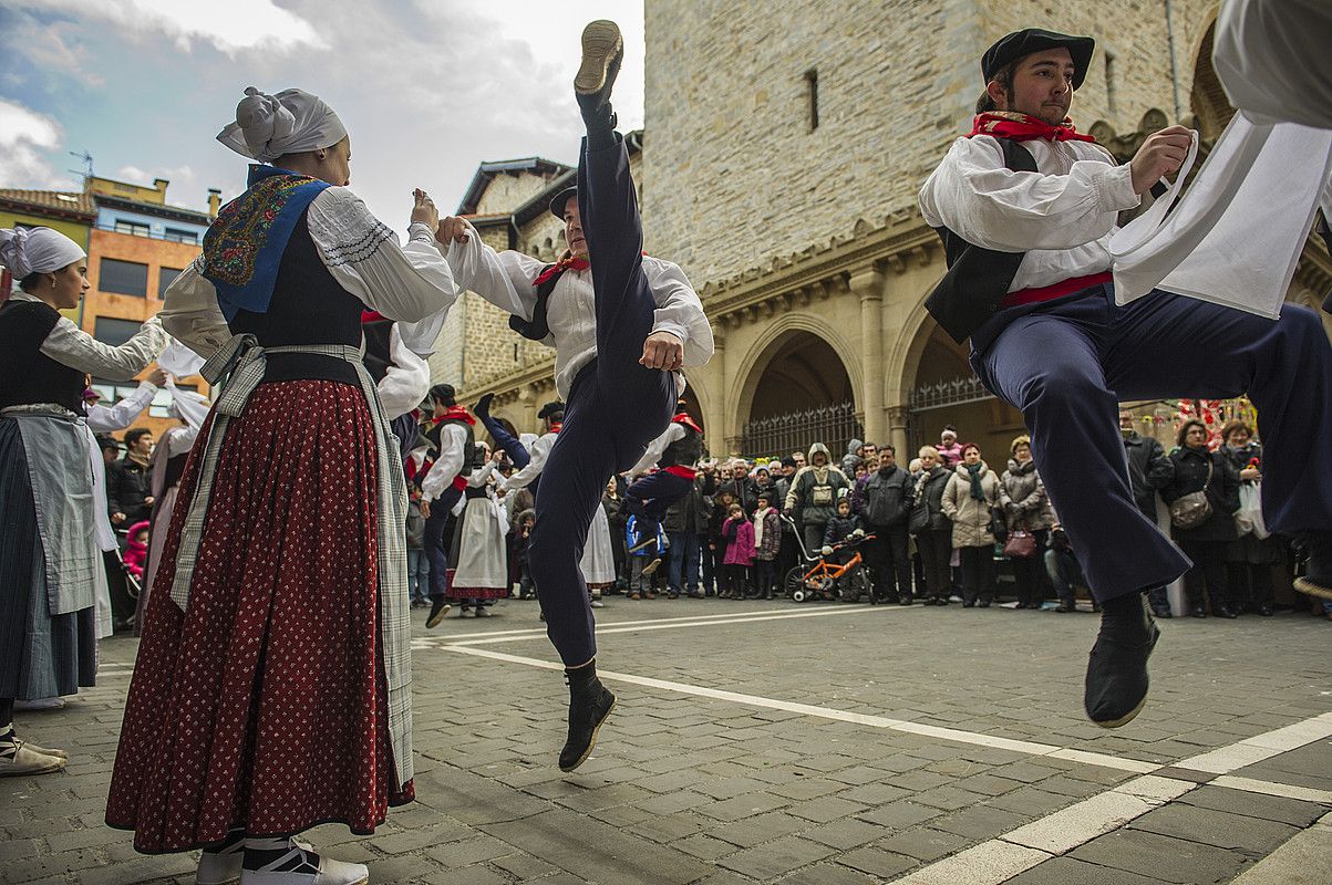 Nazioarteko hainbat dantza taldek parte hartuko dute Ezpalak jaialdian; Eibarren eta Iruñean egingo dute, etzi eta igandean. LANDER FDZ. ARROIABE / ARGAZKI PRESS. Nazioarteko hainbat dantza taldek parte hartuko dute Ezpalak jaialdian; Eibarren eta Iruñean egingo dute, etzi eta igandean. LANDER FDZ. ARROIABE / ARGAZKI PRESS.