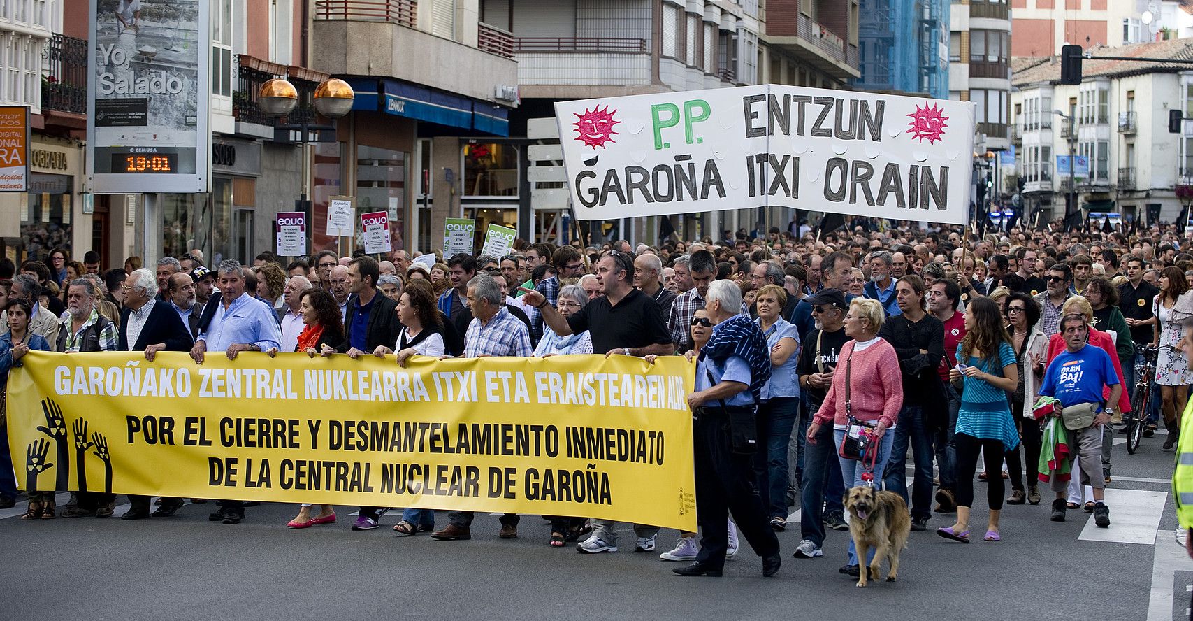 Zentrala betiko ixteko eskatuz manifestazio bat, Gasteizen. RAUL BOGAJO / ARP. Zentrala betiko ixteko eskatuz manifestazio bat, Gasteizen. RAUL BOGAJO / ARP.