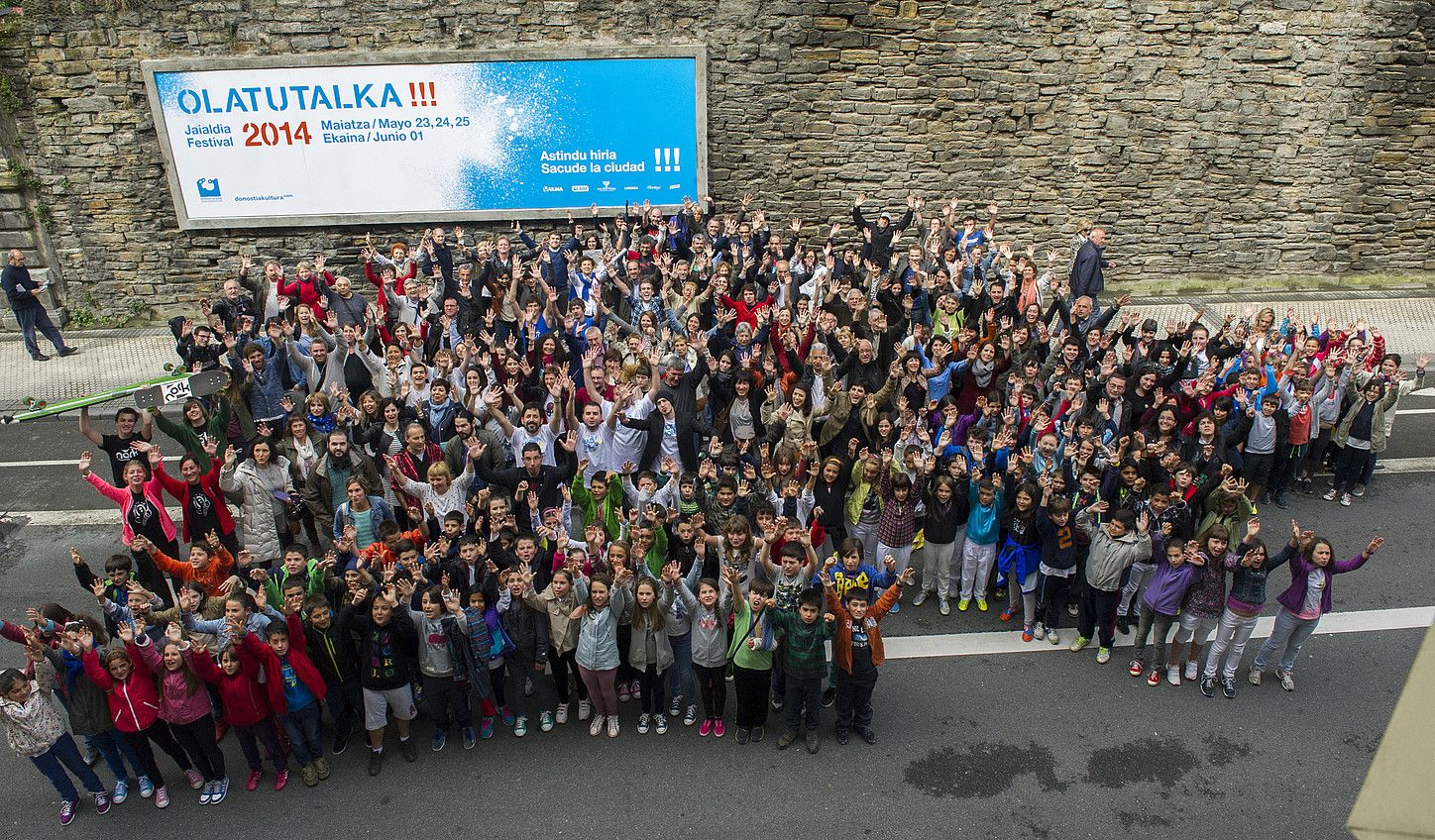 Olatu Talkaren 150etik gora partaidek asteburu honetako jarduerak aurkeztu zituzten atzo. GORKA RUBIO / ARGAZKI PRESS. Olatu Talkaren 150etik gora partaidek asteburu honetako jarduerak aurkeztu zituzten atzo. GORKA RUBIO / ARGAZKI PRESS.