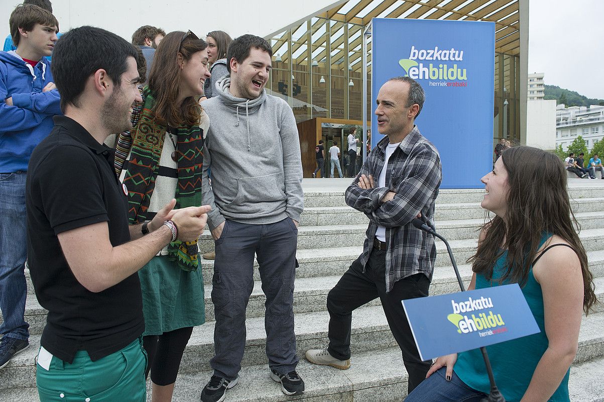 EH Bilduko gazteak, Josu Juaristi zerrendaburuarekin, atzo. JON URBE / ARGAZKI PRESS.