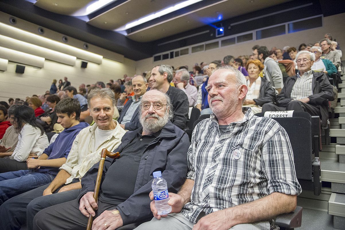 Alfonso Sastre, atzoko ekitaldian, eskuan makulua duela. Eskuinaldean Pablo Sastre du, semea. GORKA RUBIO / ARP.