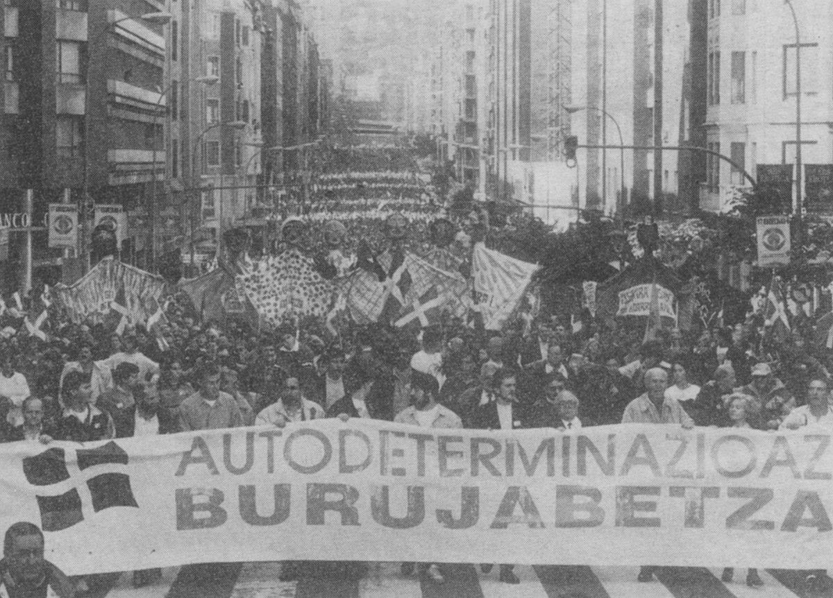 Bilbon 1992ko urrian autodeterminazioaren alde egin zen manifestazioa. EGUNKARIA. Bilbon 1992ko urrian autodeterminazioaren alde egin zen manifestazioa. EGUNKARIA.
