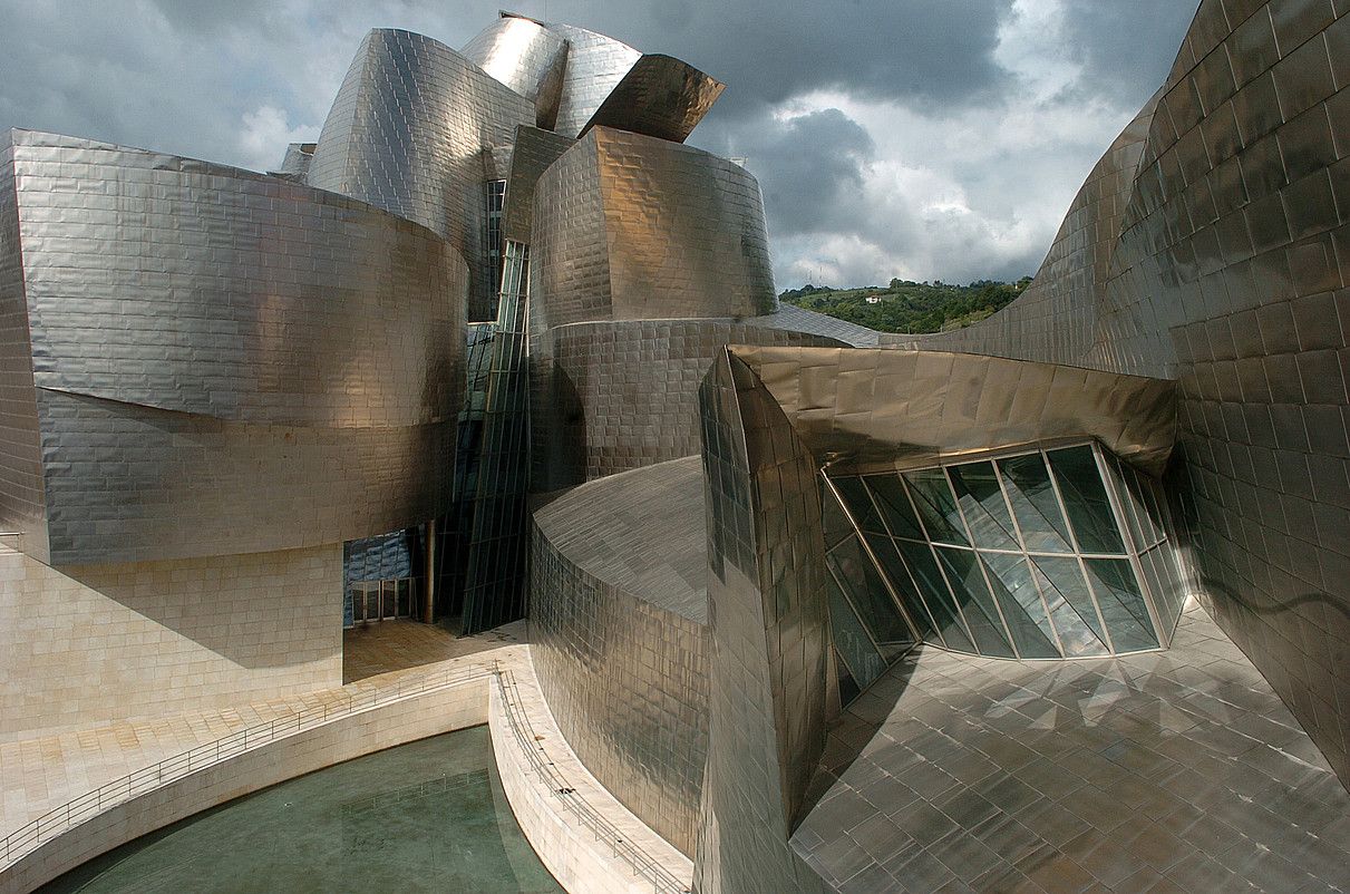 Bilboko Guggenheim museoaren kanpoaldeko titanio xafla bihurrien irudia. LUIS JAUREGIALTZO / ARGAZKI PRESS.
