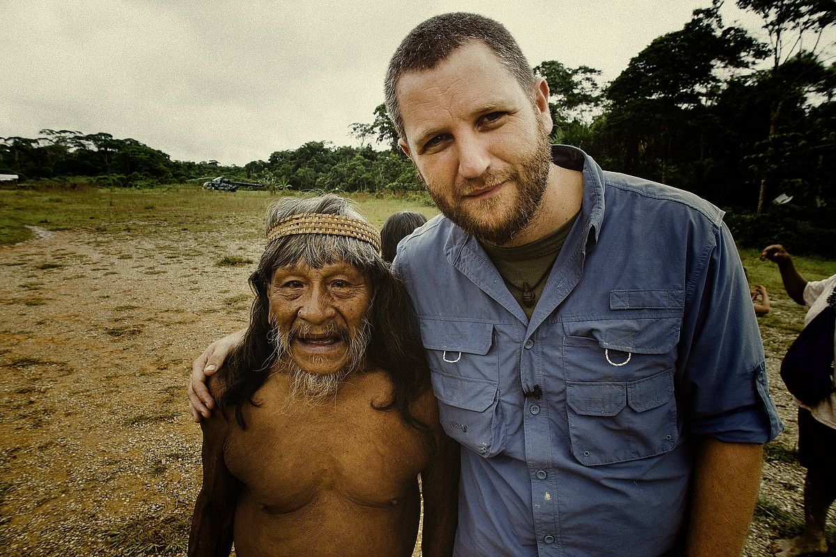 David Beriain kazetaria, Amazoniako tribu bateko gizon batekin. BERRIA.