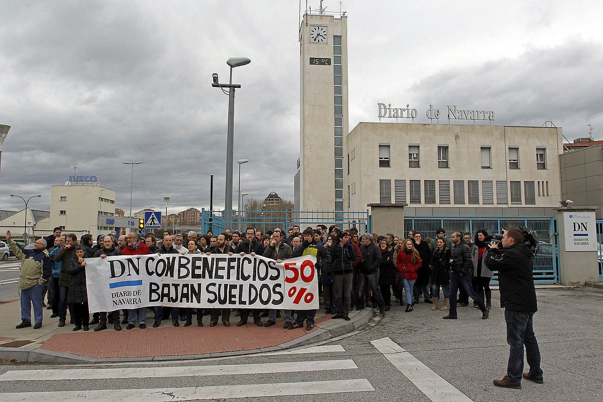 Diario de Navarra-ko langileak, egoitzaren aurrean eginiko protestan. BERRIA.