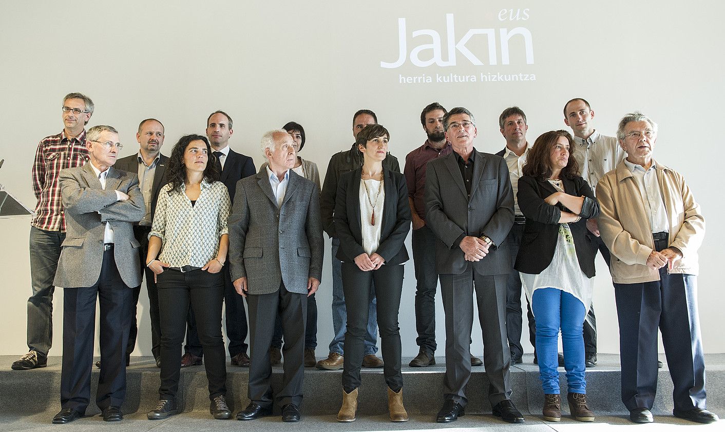 Atzeko lerroan: Xabier Eizagirre, Joanmari Larrarte, Eguzki Urteaga, Olatz Osa, Imanol Murua, Andoni Olariaga, Patxi Juaristi eta Gexan Sors. Behekoan: Joseba Intxausti, Maialen Lujanbio, Joxe Azurmendi, Lorea Agirre, Joan Mari Torrealdai, Idurre Eskisabel eta Paulo Agirrebaltzategi. Haizea Barcenilla eta Harkaitz Cano falta dira, egunotan atzerrian direlako. JON URBE / ARGAZKI PRESS.