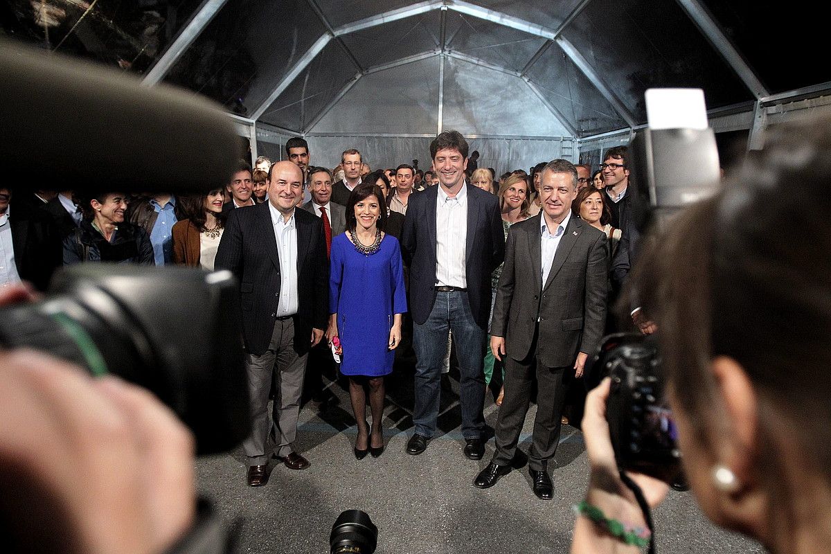 Jean Telletxea PNBko hautetsia Urruñan—ezkerretik, hirugarrena—, Ortuzar, Bilbao eta Urkullu EAJkoekin, Hondarribian. JAVIER ETXEZARRETA / EFE. Jean Telletxea PNBko hautetsia Urruñan—ezkerretik, hirugarrena—, Ortuzar, Bilbao eta Urkullu EAJkoekin, Hondarribian. JAVIER ETXEZARRETA / EFE.