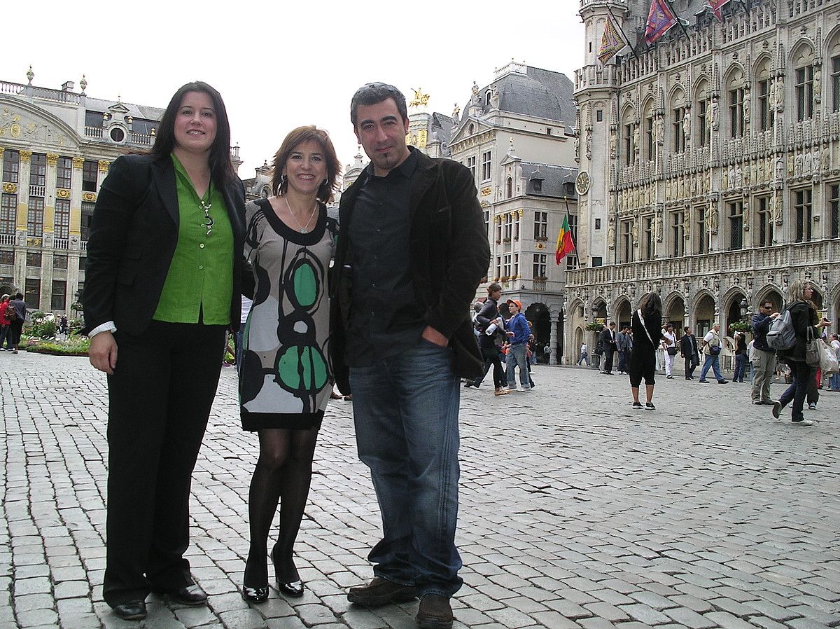 Izaskun Bilbao EAJko europarlamentaria —erdian—, Bruselako erdiguneko plaza batean, bi euskal herritarrekin. Izaskun Bilbao EAJko europarlamentaria —erdian—, Bruselako erdiguneko plaza batean, bi euskal herritarrekin.