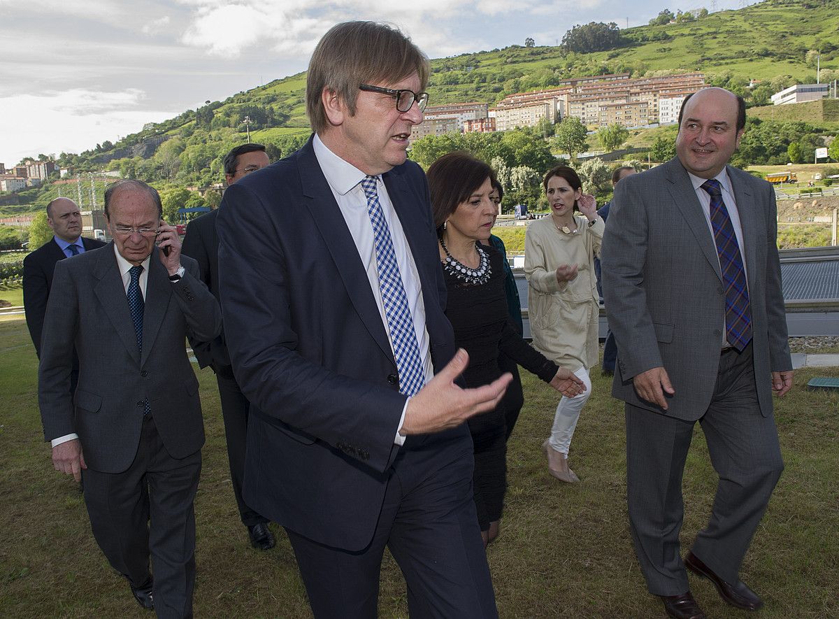 Guy Verhosfstad, Izaskun Bilbaorekin eta Andoni Ortuzarrekin hizketan, atzo. MONIKA DEL VALLE / ARGAZKI PRESS.