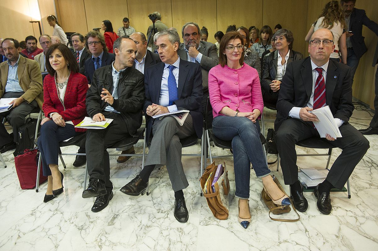EAJ, EH Bildu, PSE eta UPDren hautagaiak eta PPren ordezkaria, mahai ingurua hasi aurretik. RAUL BOGAJO / ARGAZKI PRESS. EAJ, EH Bildu, PSE eta UPDren hautagaiak eta PPren ordezkaria, mahai ingurua hasi aurretik. RAUL BOGAJO / ARGAZKI PRESS.