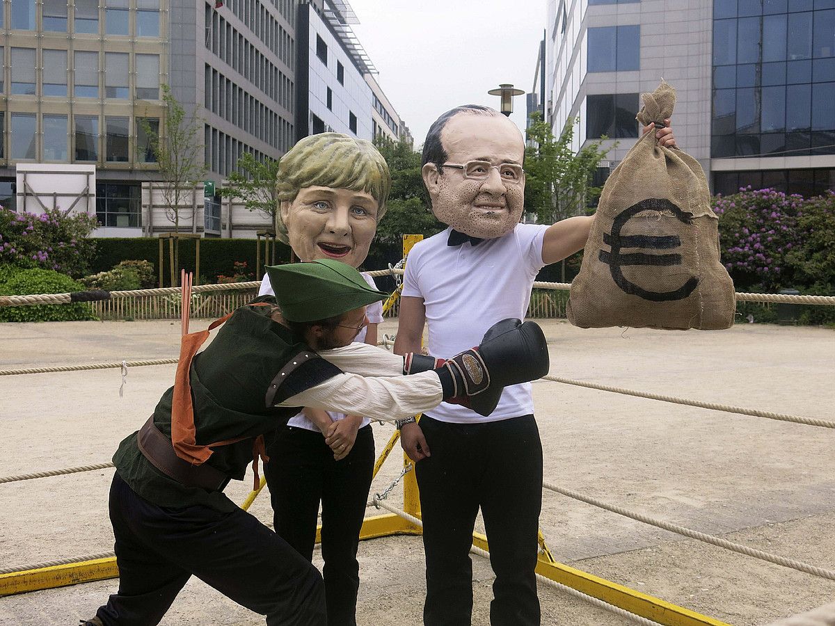 Oxfam gizarte erakundeko ekintzaileen protesta, Tobin tasaren alde, Bruselan. CARALP MARINE / EFE.