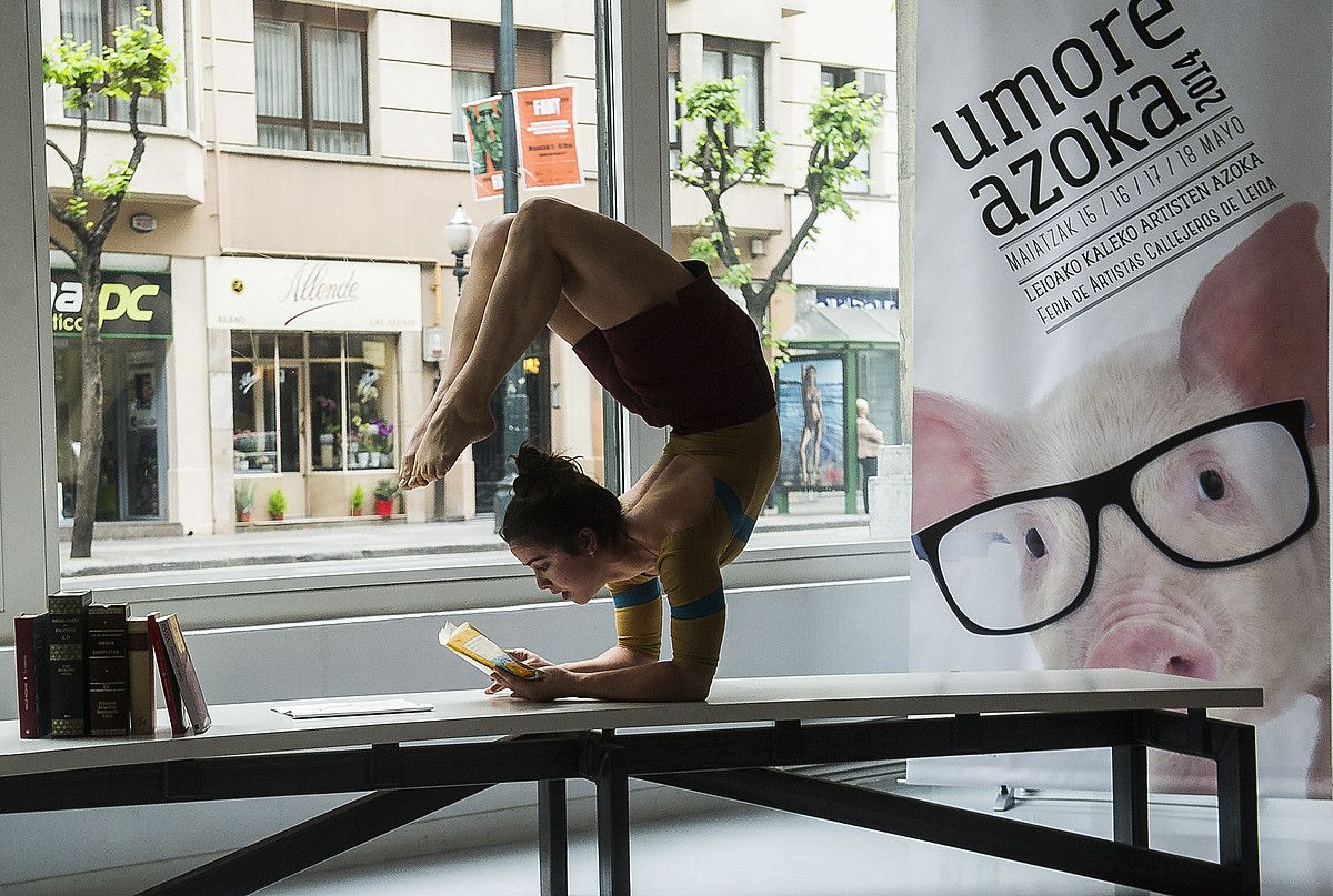 Shakti Olaizola artistak Leioako Umore Azokan estreinatuko duen Irakurriz ikuskizunaren aurrerapen bat eskaini zuen atzo Bilboko Rekalde arteoan. LUIS JAUREGIALTZO / ARGAZKI PRESS.