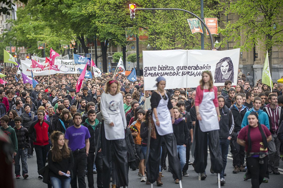 Manifestazioan parte hartu zuten ehunka pertsonak, Deustuko zubitik Arriaga plazarainoko ibilbideko une batean. JUANAN RUIZ / ARGAZKI PRESS. Manifestazioan parte hartu zuten ehunka pertsonak, Deustuko zubitik Arriaga plazarainoko ibilbideko une batean. JUANAN RUIZ / ARGAZKI PRESS.