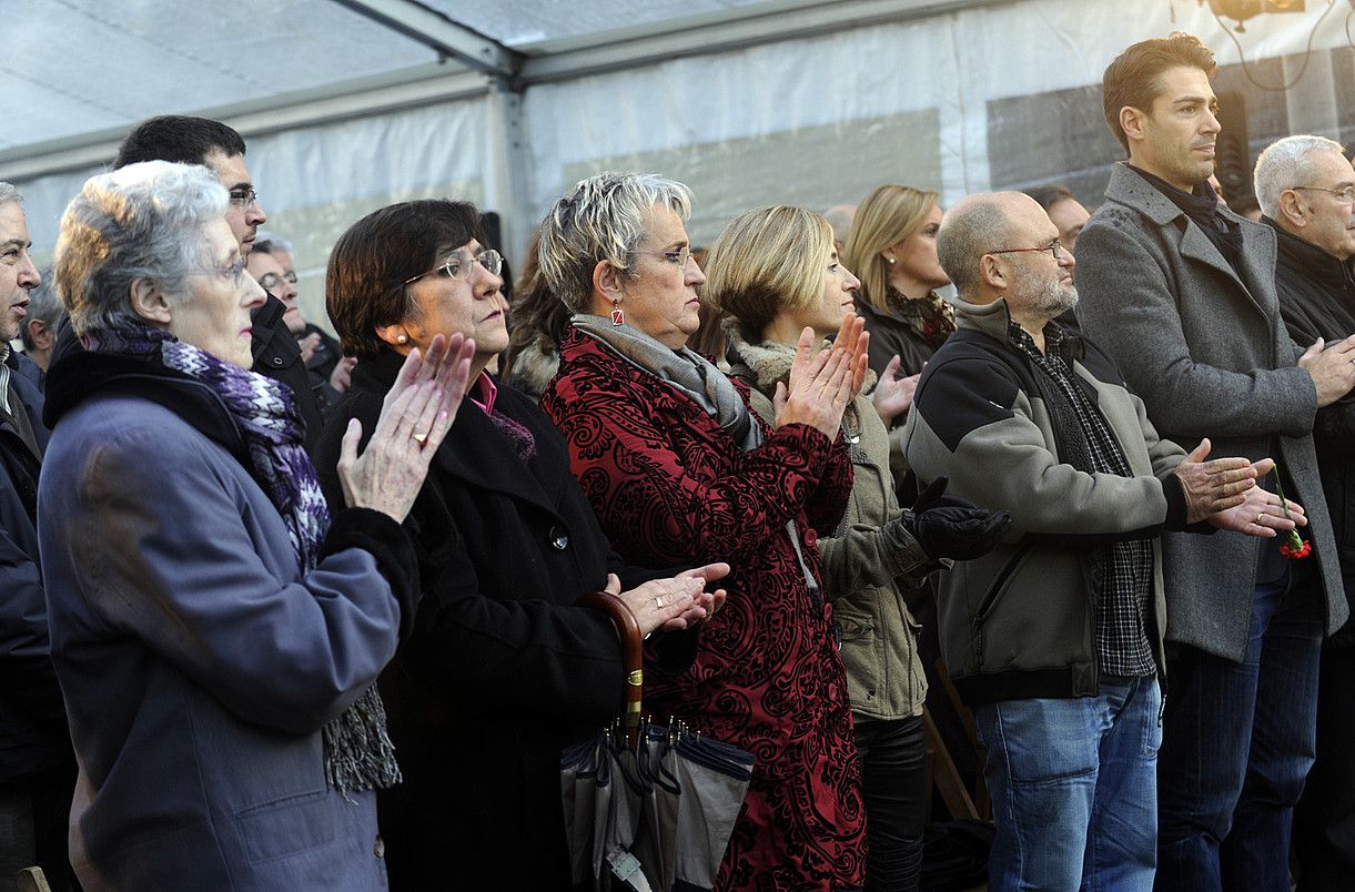 Maria Luisa Goikoetxea, Edurne Brouard, Axun Lasa, Pili Zabala eta Mikel Paredes, Joseba Goikoetxea ertzainburu zenaren omenaldian. MARISOL RAMIREZ/ ARP.