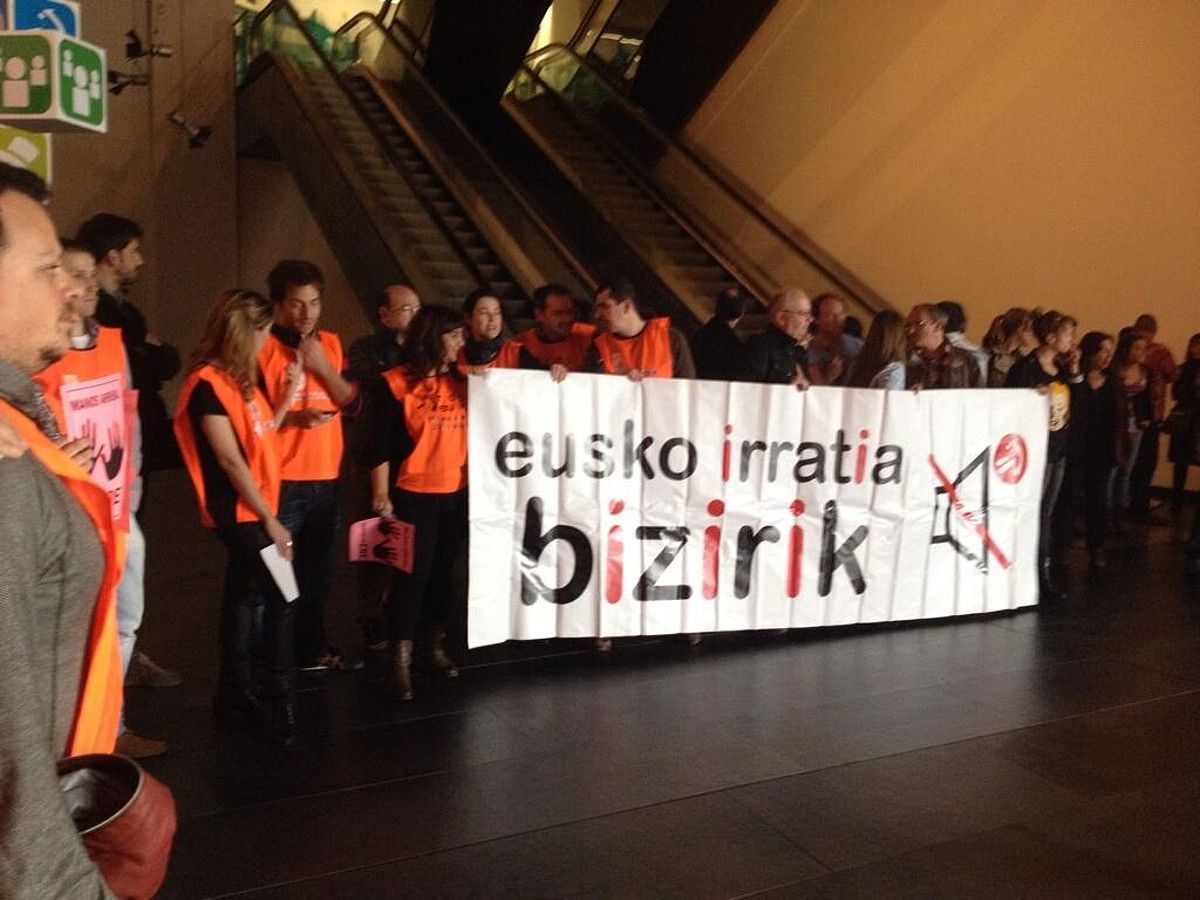 EITB irratietako langileak protestan, atzo, Bilboko egoitzan. BERRIA.