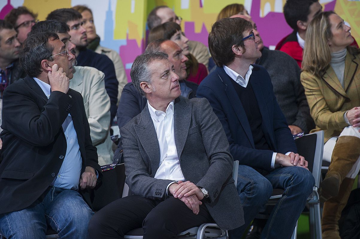 Iñigo Urkullu Eusko Jaurlaritzako lehendakaria, EAJko buruzagiekin batera, igandean Bilbon eginiko Aberri Egunean. LUIS JAUREGIALTZO / ARGAZKI PRESS.