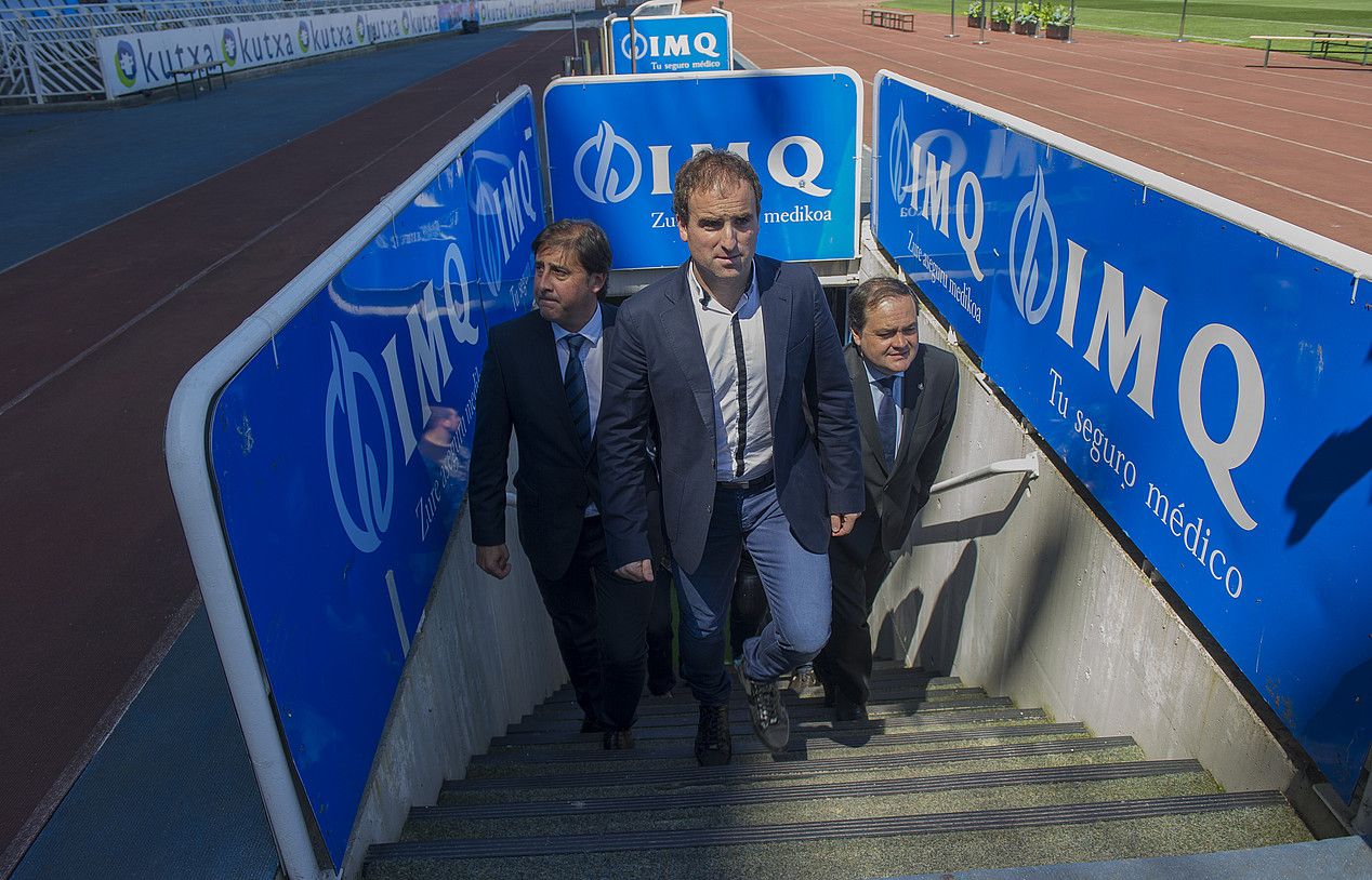 Lorenzo Juarros Loren, Jagoba Arrasate eta Jokin Aperribai, atzo, Anoeta estadioko zelaira ateratzen, prentsaurrekoa eman ondoren. ANDONI CANELLADA / ARGAZKI PRESS.
