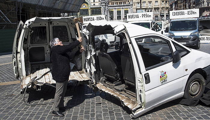 Mirentxin gidariek protesta bat iragartzeko egindako ekintza, Bilbon, sakabanaketaren aurka. LUIS JAUREGIALTZO / ARGAZKI PRESS