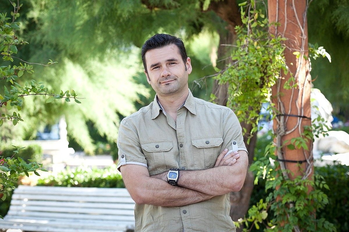 Iñaki Lopezek 48 ordu pasatuko ditu pertsona ezagunekin, haiek egiten dutena partekatzen. ETB. Iñaki Lopezek 48 ordu pasatuko ditu pertsona ezagunekin, haiek egiten dutena partekatzen. ETB.