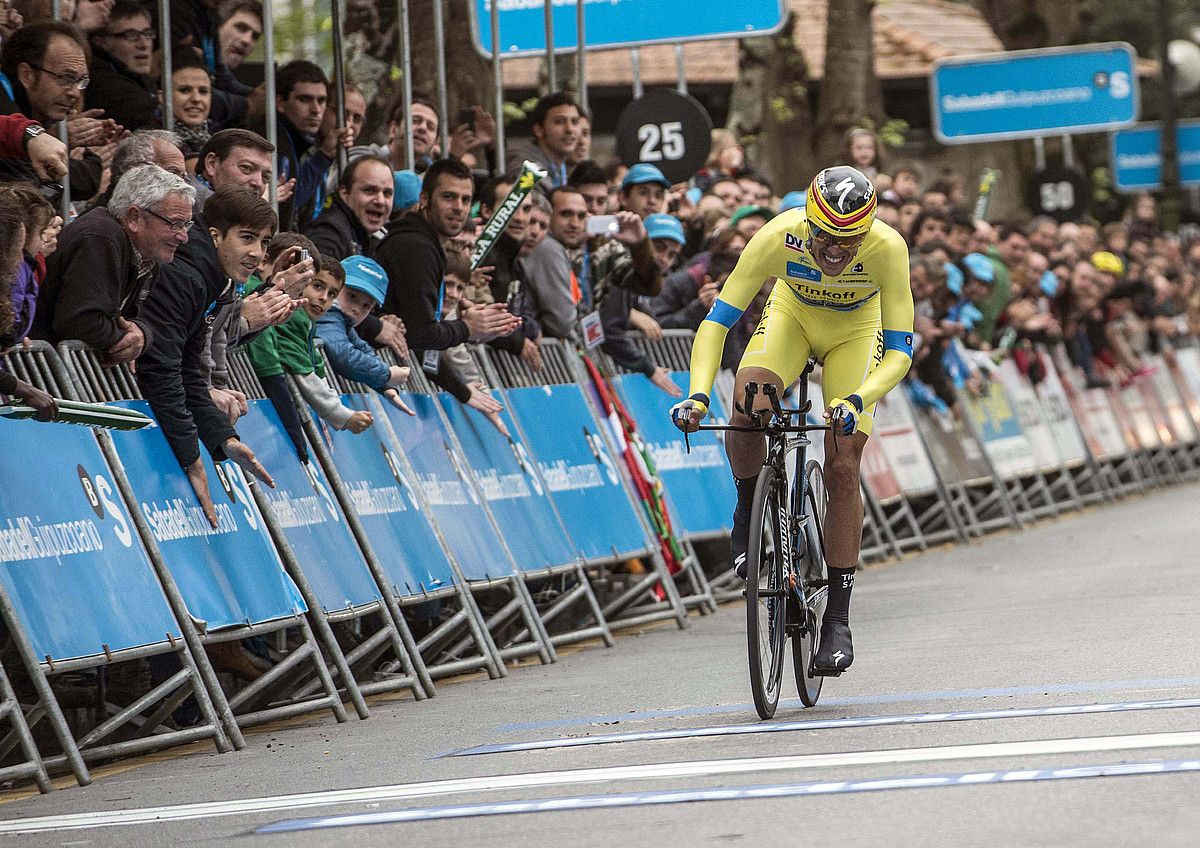 Alberto Contador (Tinkoff-Saxo), ahalegin betean, helmugara iristear, atzo, Markina-Xemeinen (Bizkaia). MIGUEL TOÑA / EFE.