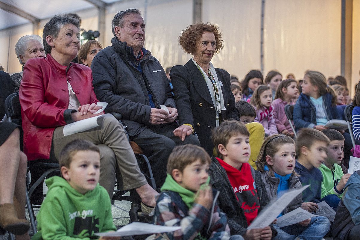 Imanol Urbieta, haurrez eta senidez inguratuta, herenegun jasotako omenaldian. GORKA RUBIO / ARGAZKI PRESS.