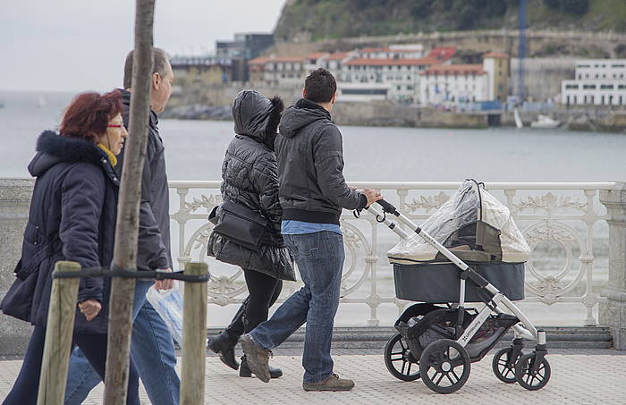 Bikote bat, haurrarekin paseatzen, Donostian. ANDONI CANELLADA / ARGAZKI PRESS