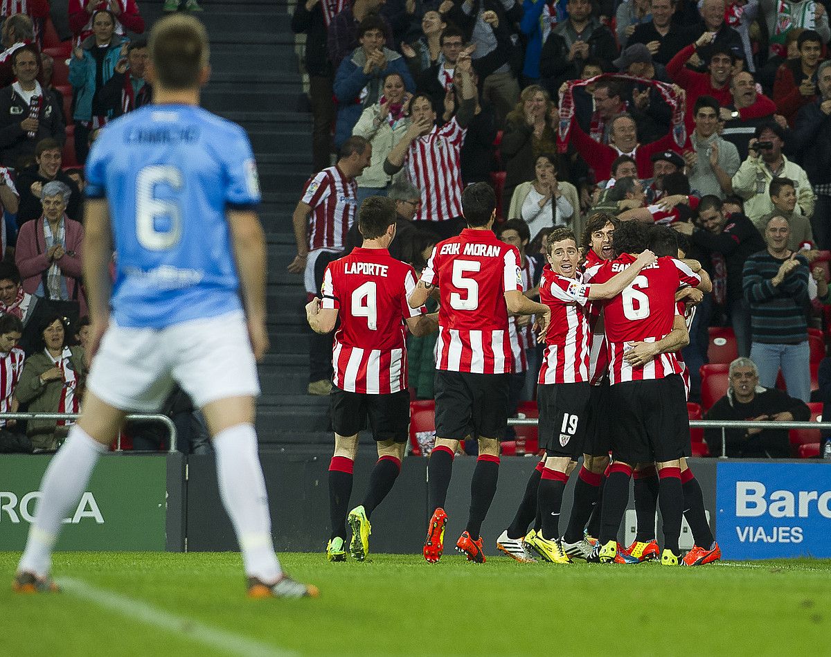 Athleticeko jokalariak Aritz Adurizek atzoko partidaren hasieran sarturiko gola ospatzen. LUIS JAUREGIALTZO / ARGAZKI PRESS. Athleticeko jokalariak Aritz Adurizek atzoko partidaren hasieran sarturiko gola ospatzen. LUIS JAUREGIALTZO / ARGAZKI PRESS.