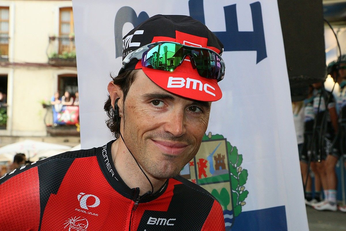 Samuel Sanchez (BMC), irribarretsu, Ordizian, Euskal Herriko Itzulia abiatu aurretik. GOTZON ARANBURU / ARGAZKI PRESS.