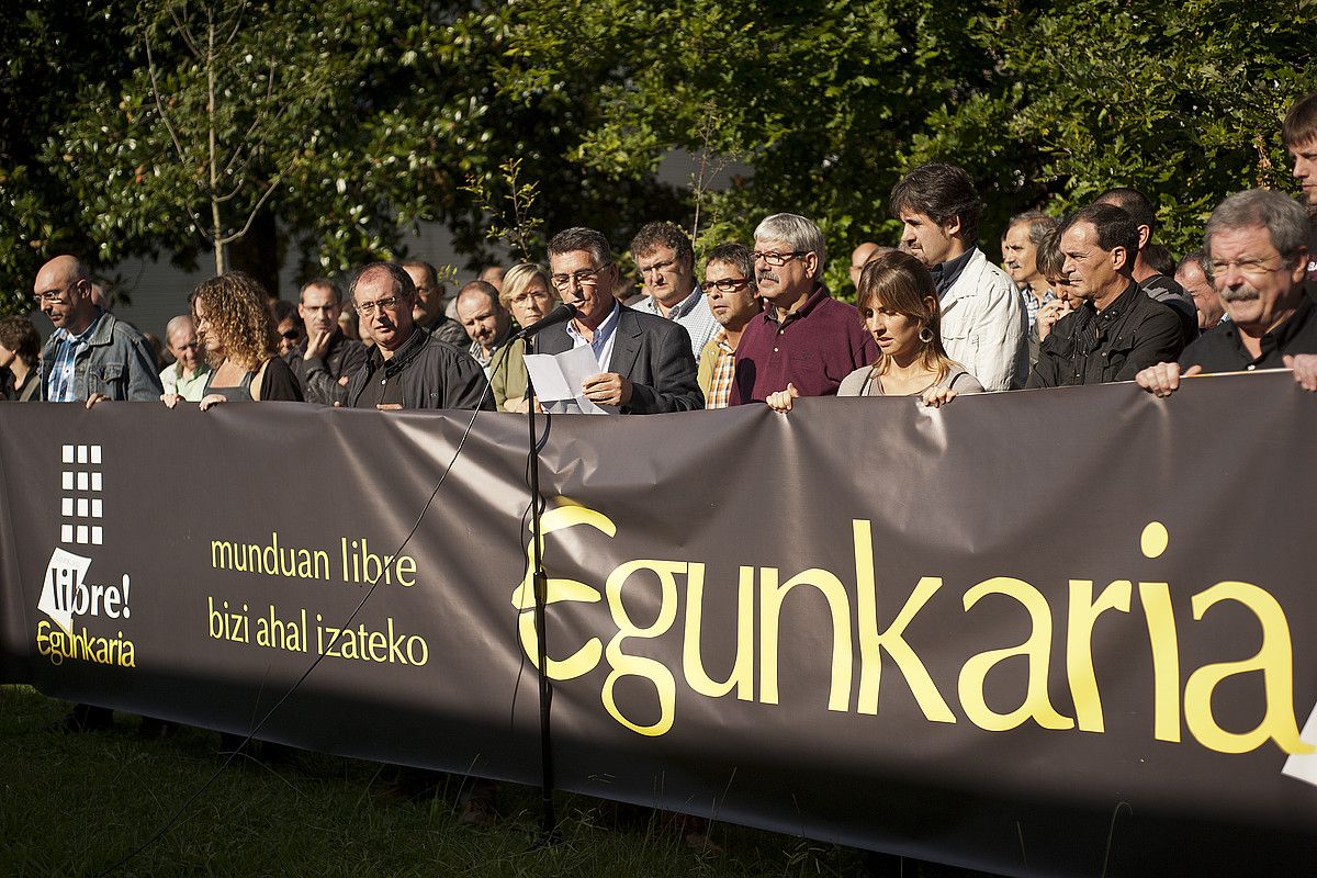 Martin Ugalde kultur parkean 2011n eginiko ekitaldi bat; pankartari eusten, auzi ekonomikoak auzipetuetako batzuk. GARI GARAIALDE / ARGAZKI PRESS. Martin Ugalde kultur parkean 2011n eginiko ekitaldi bat; pankartari eusten, auzi ekonomikoak auzipetuetako batzuk. GARI GARAIALDE / ARGAZKI PRESS.