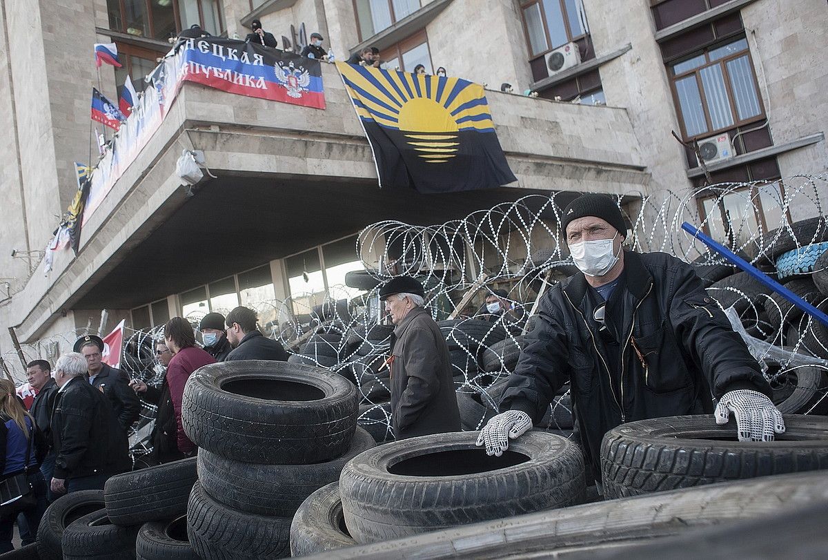Manifestari errusiazaleak Donetskeko Gobernuaren egoitzaren aurrean jarritako barrikadan, atzo. ROMAN PILIPEY / EFE.