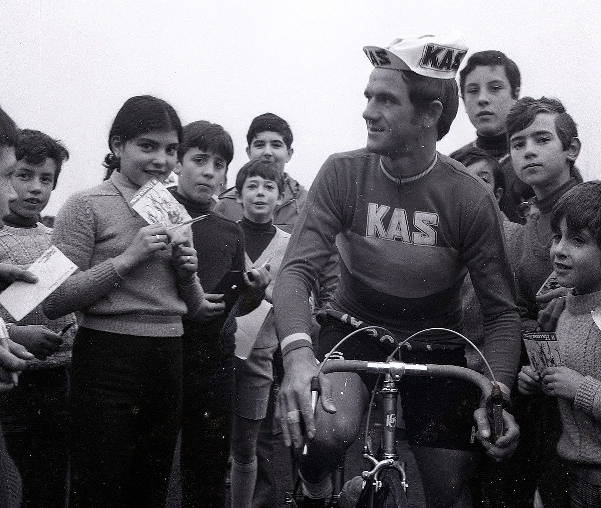 Txomin Perurena, KASen elastikoarekin, 1974ko apirilaren 1ean, Euskal Herriko Itzulia Ordiziatik abiatu baino minutu gutxi lehenago. JERONIMO ORTIZ.