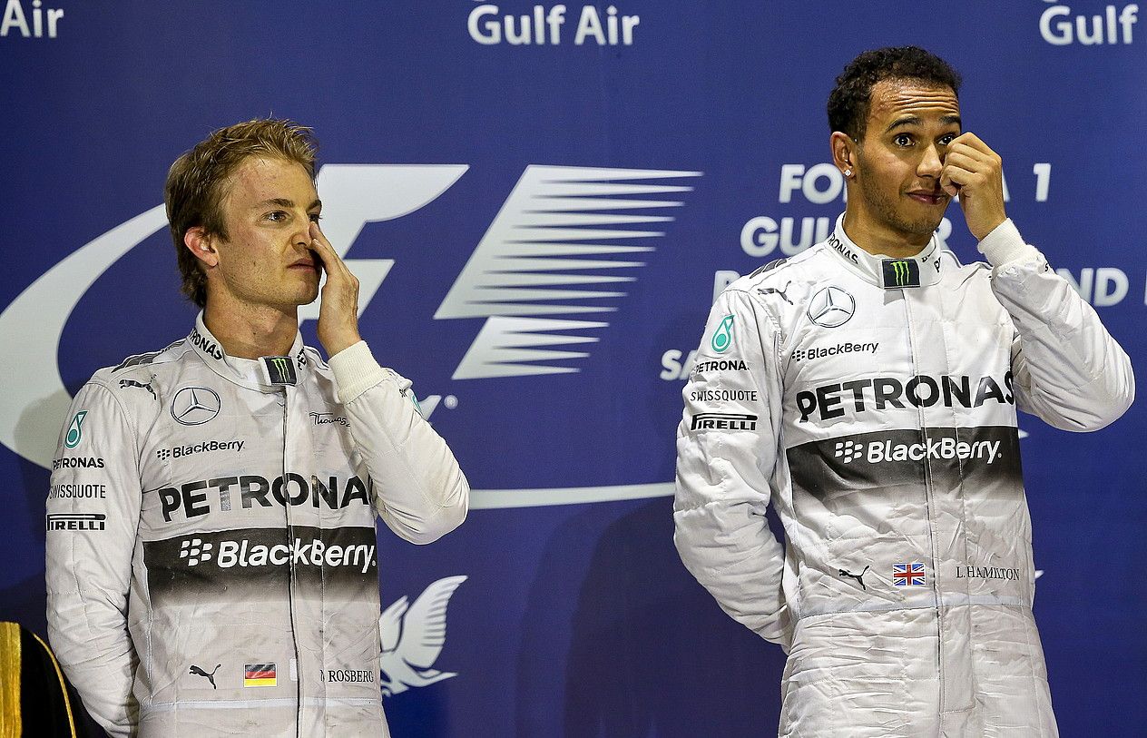 Nico Rosberg eta Lewis Hamilton, podiumean, Bahrainen. SRDJAN SUKI / EFE.