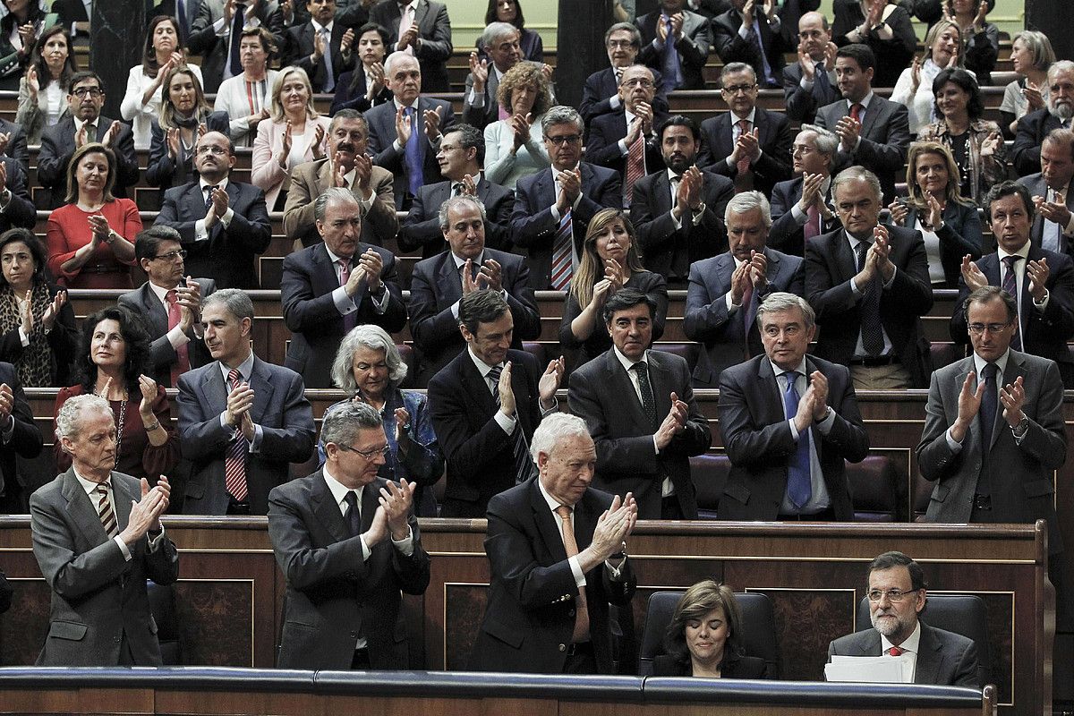 PPren diputatuak Espainiako Kongresuan —tartean hainbat ministro—, Rajoyri txaloka. J. J. GUILLEN / EFE.